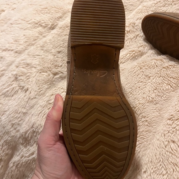 Clarks Women’s Suede Chelsea Ankle Boots Taupe Size 7 Comfort Low Heel Pull On - Picture 8 of 8